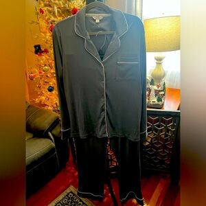 NWT-Juicy Couture 2 Piece Velour Lounge Set with Garnishing